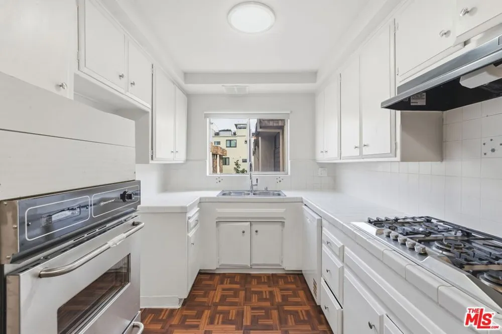 2332 S Beverly Glen Boulevard #5 Los Angeles, CA 90064