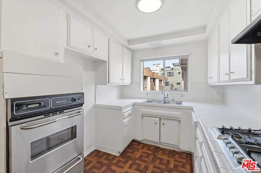 2332 S Beverly Glen Boulevard #5 Los Angeles, CA 90064