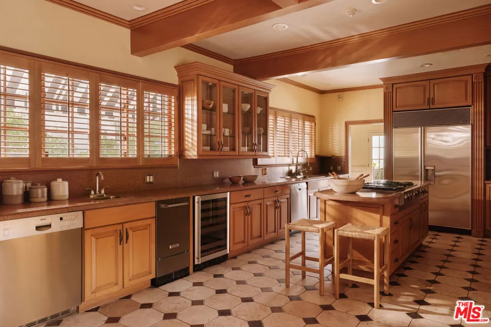 8233 Roxbury Road Los Angeles, CA 90069