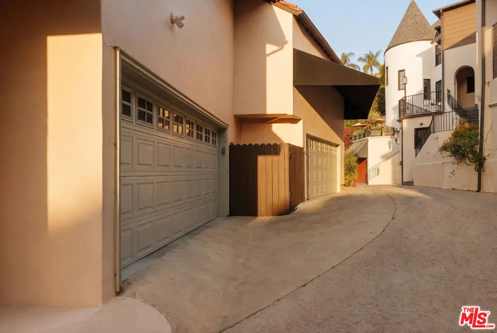 8233 Roxbury Road Los Angeles, CA 90069