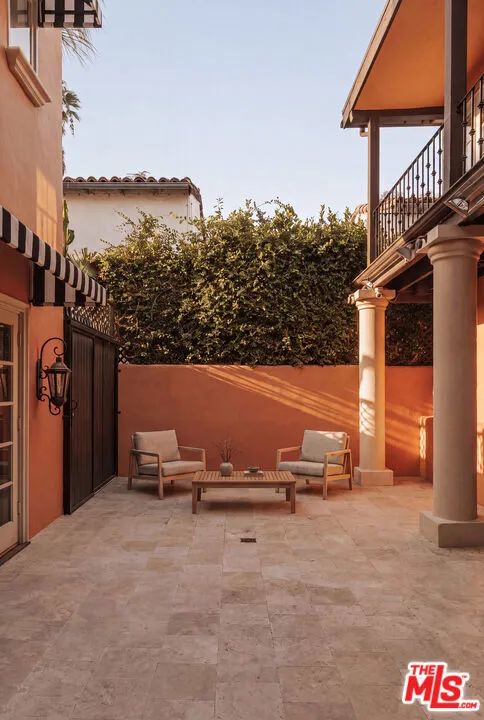 8233 Roxbury Road Los Angeles, CA 90069