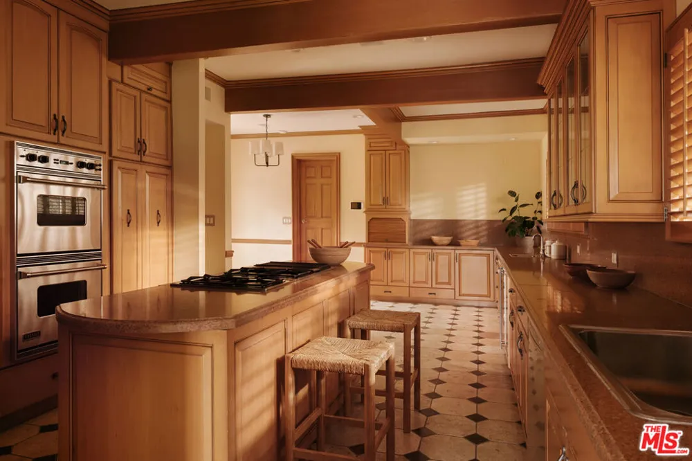 8233 Roxbury Road Los Angeles, CA 90069
