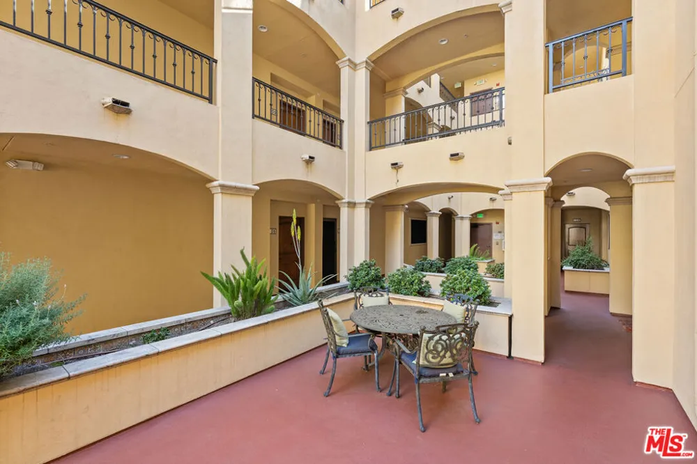 5037 Rosewood Avenue #301 Los Angeles, CA 90004