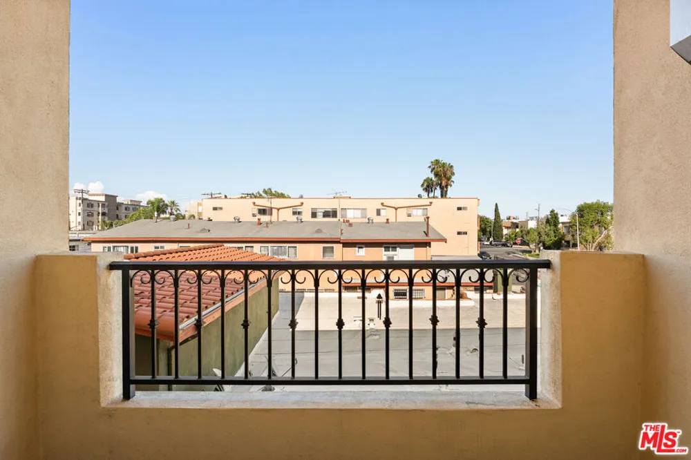 5037 Rosewood Avenue #301 Los Angeles, CA 90004