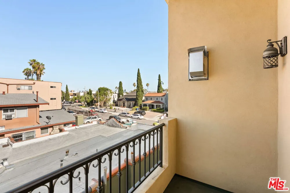 5037 Rosewood Avenue #301 Los Angeles, CA 90004