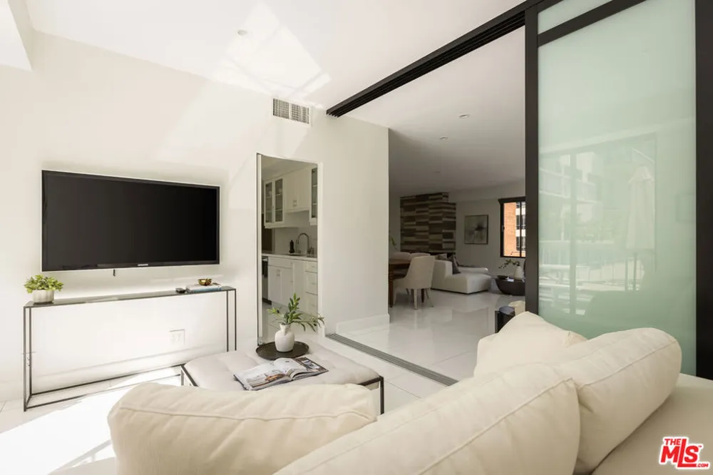 4460 Wilshire Boulevard #207 Los Angeles, CA 90010