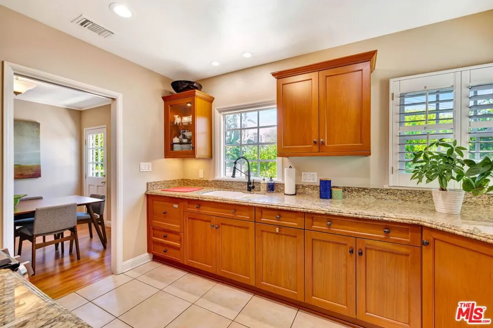 10257 Camarillo Street Toluca Lake, CA 91602
