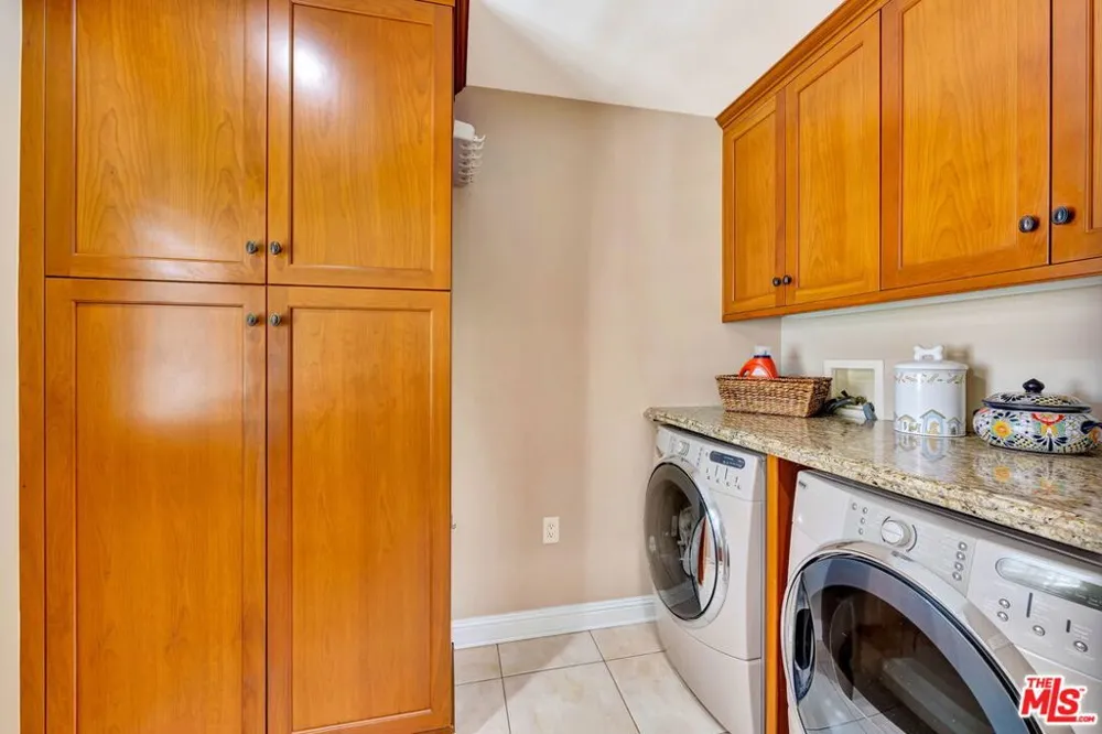 10257 Camarillo Street Toluca Lake, CA 91602