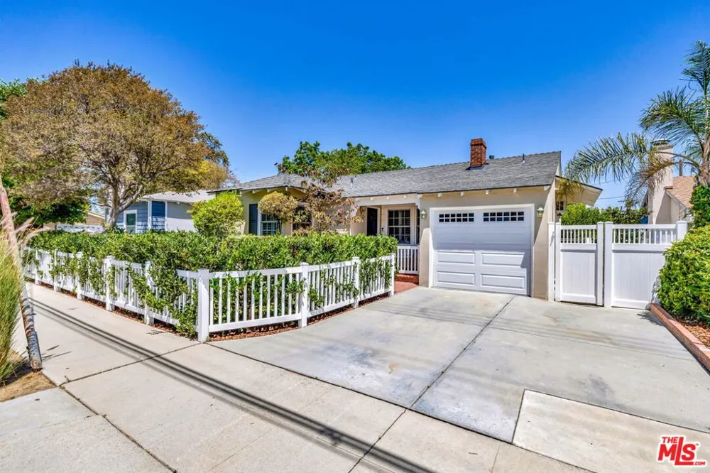 10257 Camarillo Street Toluca Lake, CA 91602