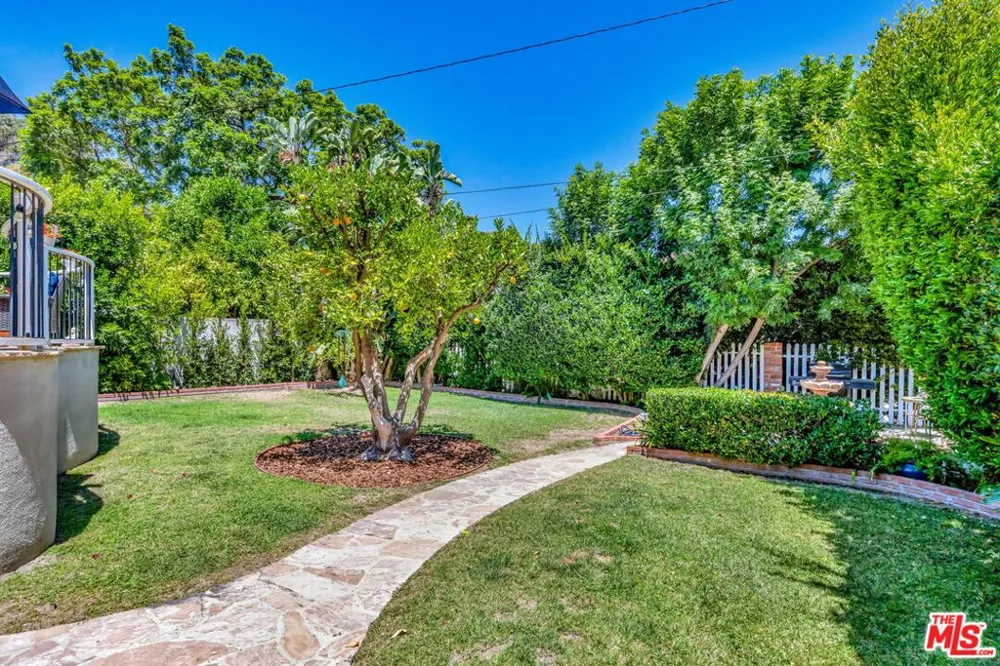 10257 Camarillo Street Toluca Lake, CA 91602