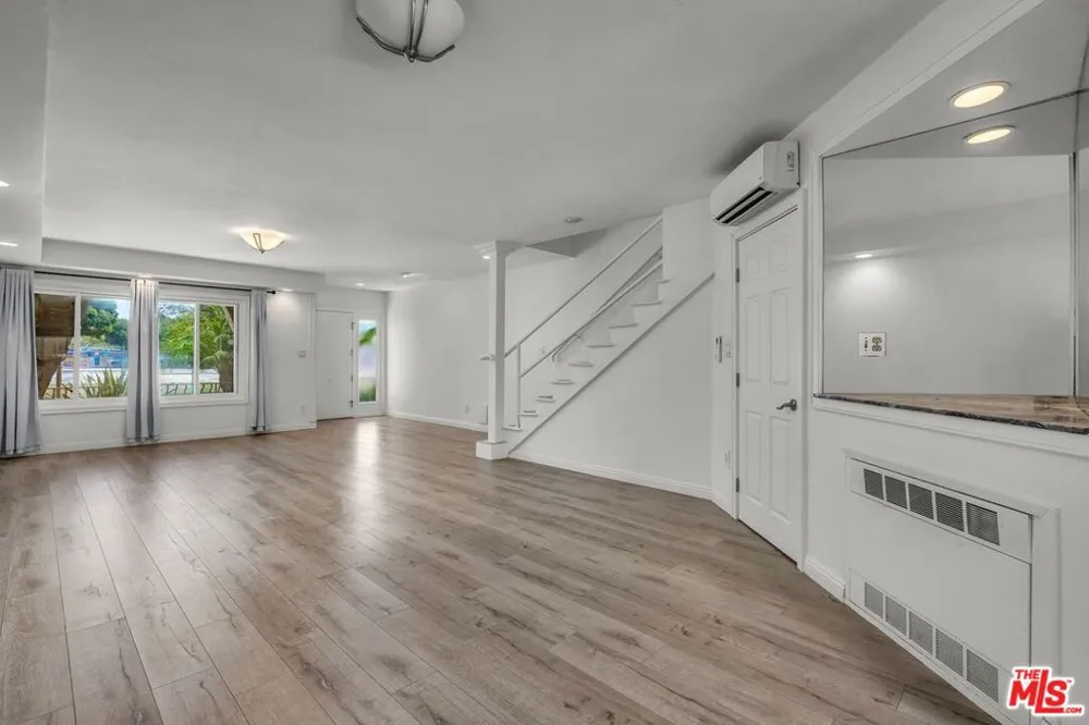 8025 Redlands Street #15 Los Angeles, CA 90293