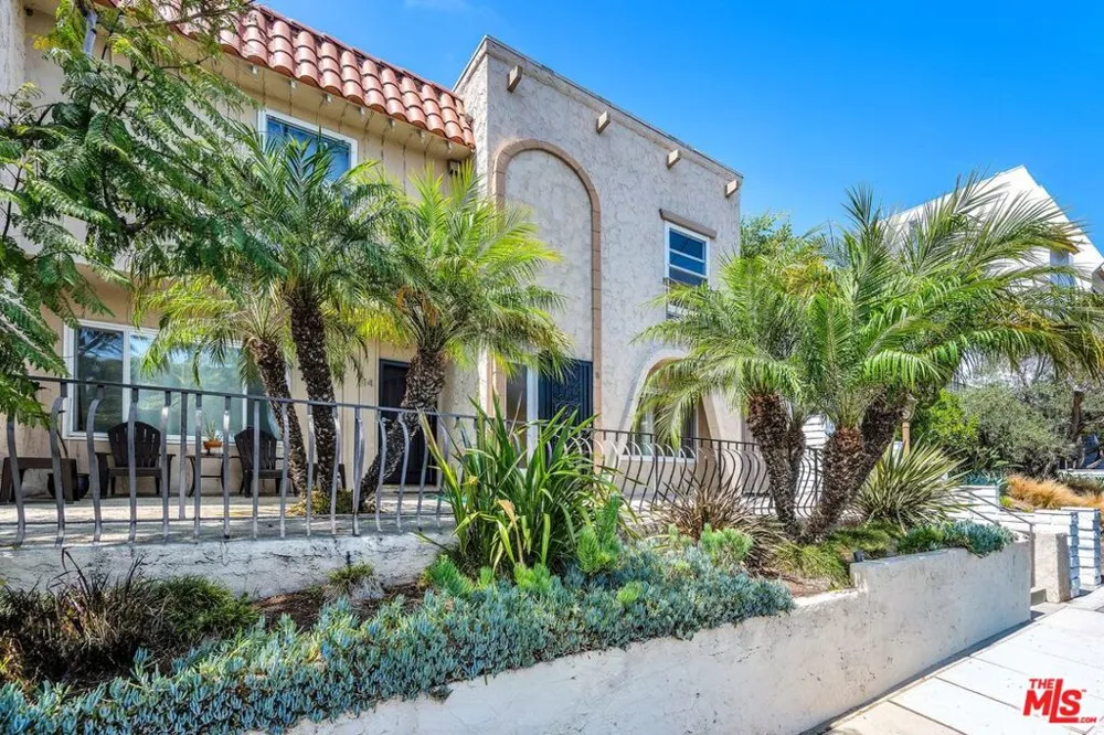 8025 Redlands Street #15 Los Angeles, CA 90293