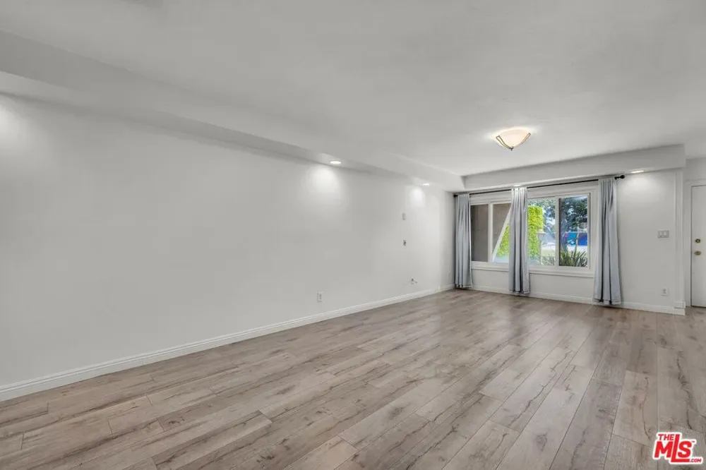 8025 Redlands Street #15 Los Angeles, CA 90293