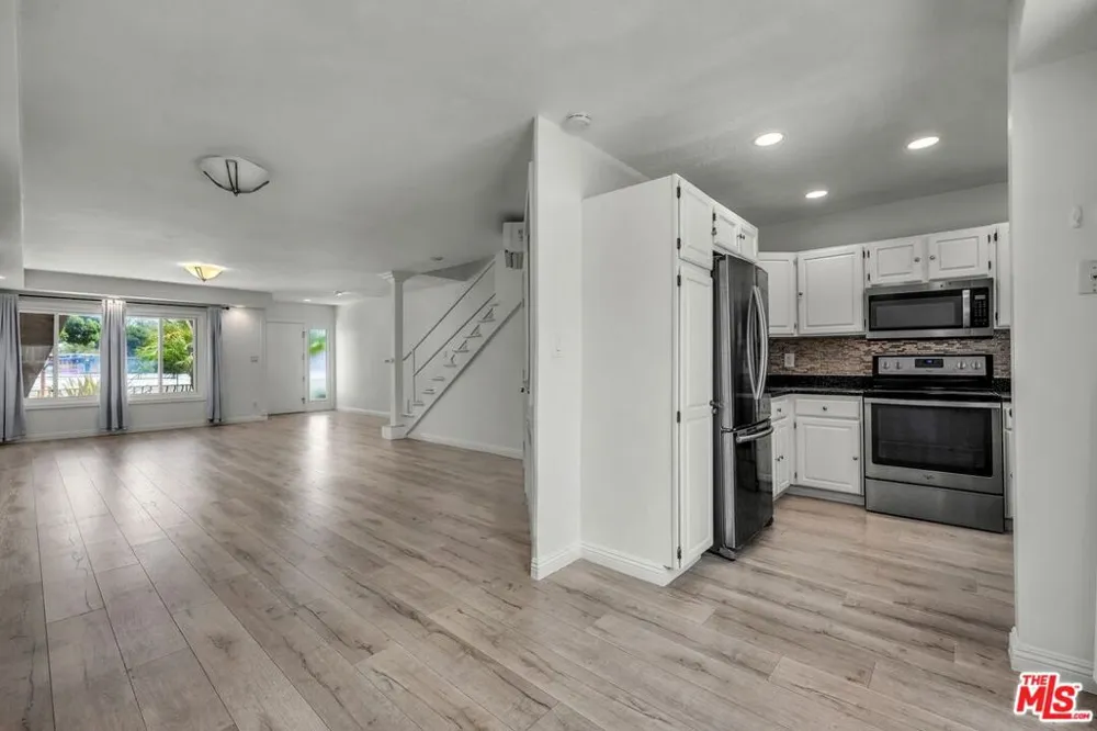 8025 Redlands Street #15 Los Angeles, CA 90293