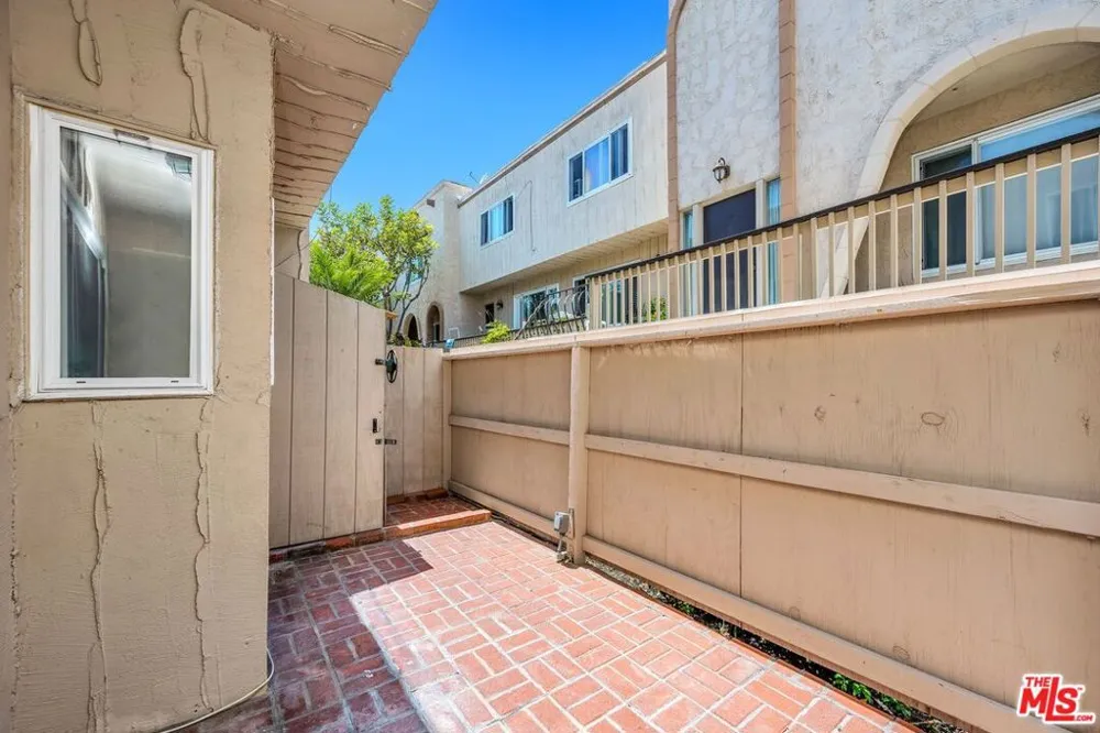 8025 Redlands Street #15 Los Angeles, CA 90293
