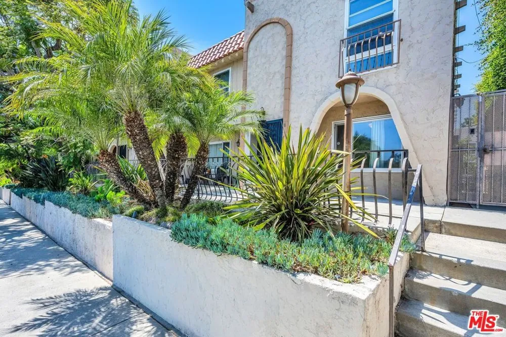 8025 Redlands Street #15 Los Angeles, CA 90293
