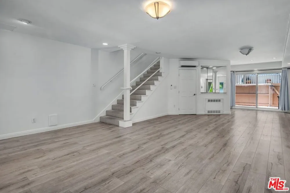 8025 Redlands Street #15 Los Angeles, CA 90293