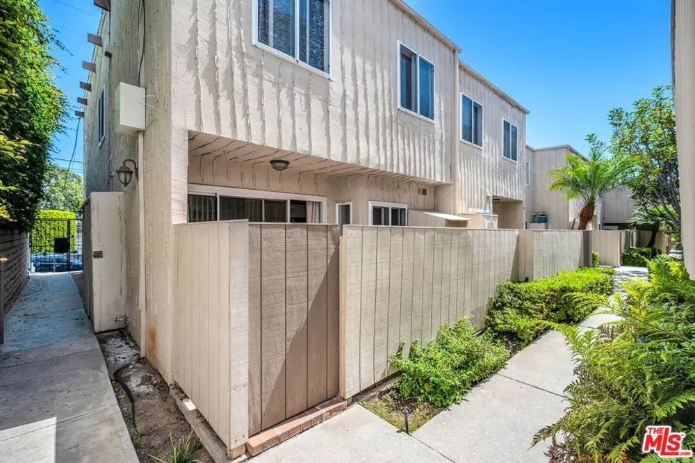 8025 Redlands Street #15 Los Angeles, CA 90293