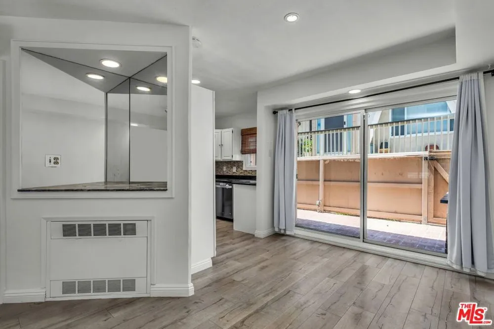 8025 Redlands Street #15 Los Angeles, CA 90293