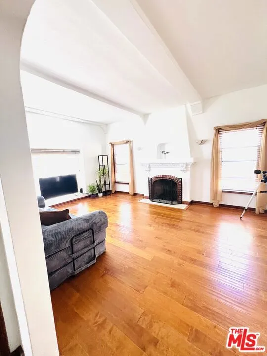 1271 W 81st Street Los Angeles, CA 90044