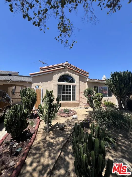 1271 W 81st Street Los Angeles, CA 90044