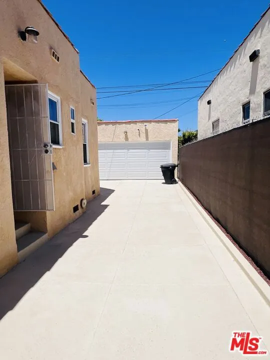 1271 W 81st Street Los Angeles, CA 90044