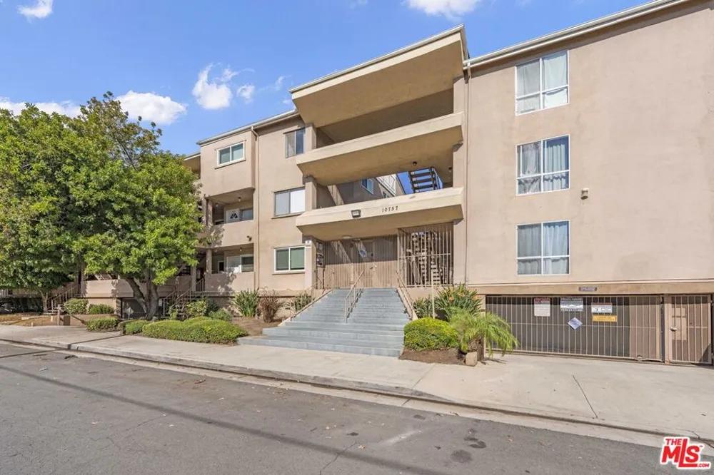 10757 Hortense Street #303 Toluca Lake, CA 91602