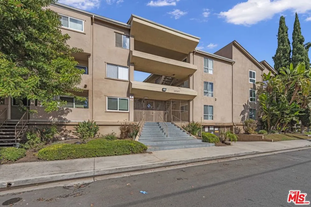 10757 Hortense Street #303 Toluca Lake, CA 91602