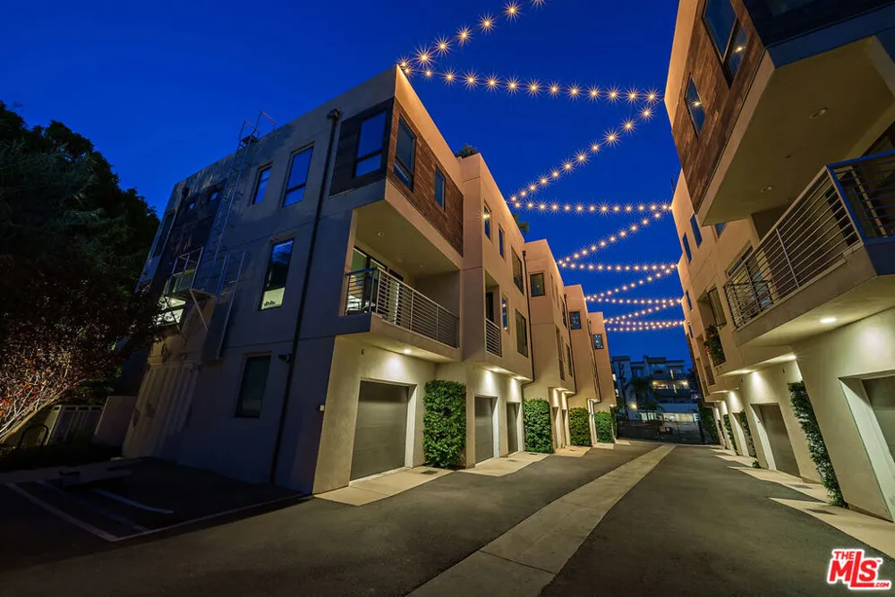 2111 Cahuenga Boulevard #1 Los Angeles, CA 90068