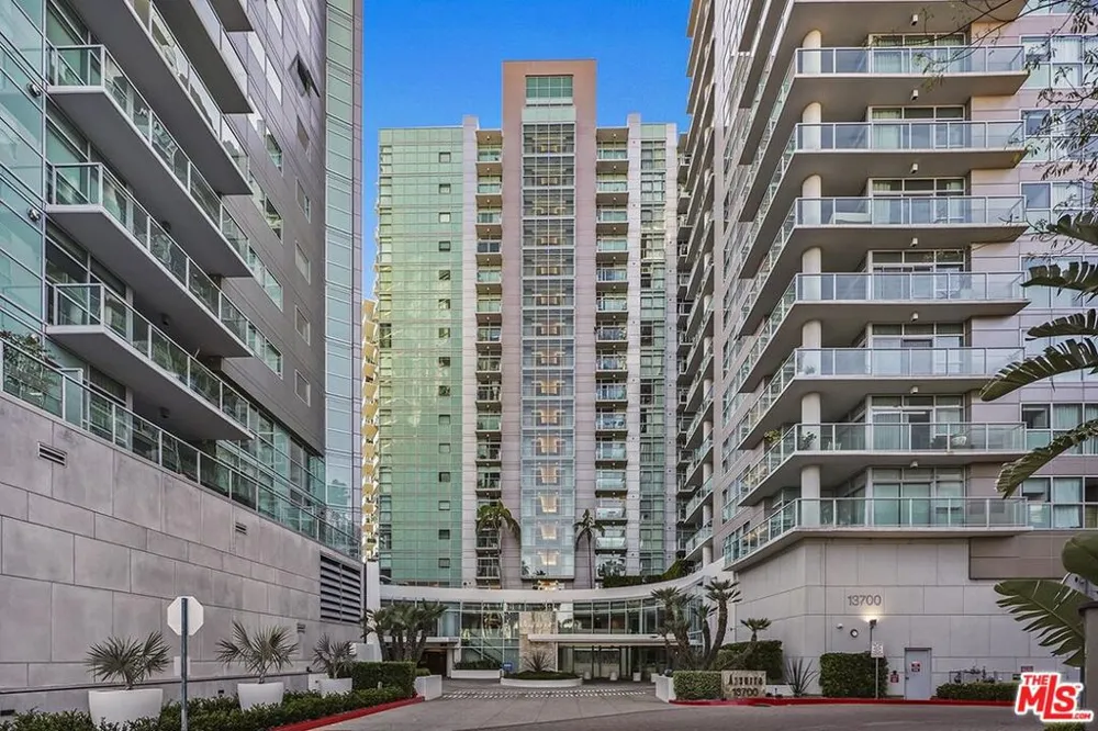 13700 Marina Pointe Drive #809 Marina del Rey, CA 90292