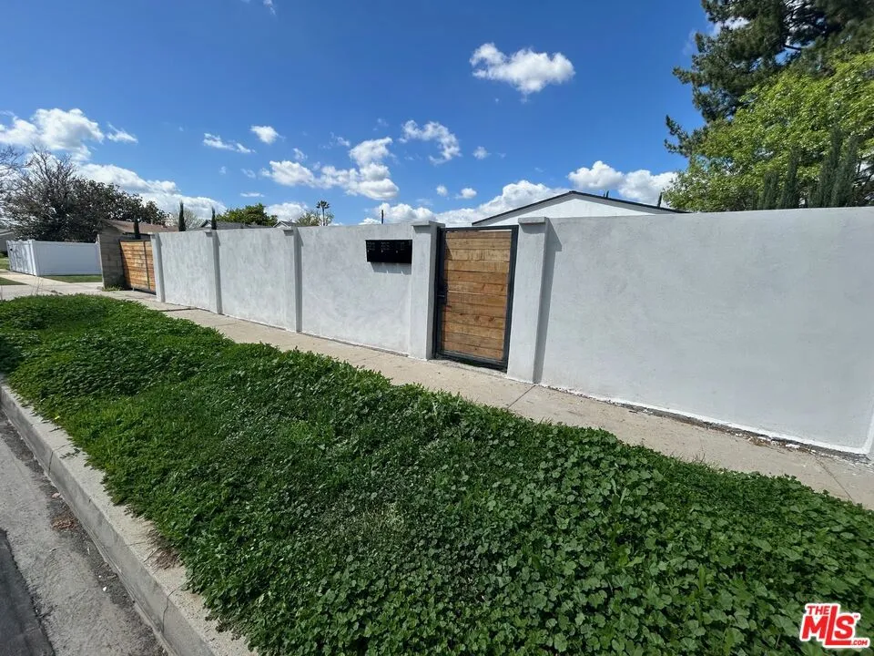 6915 Laramie Avenue Winnetka, CA 91306