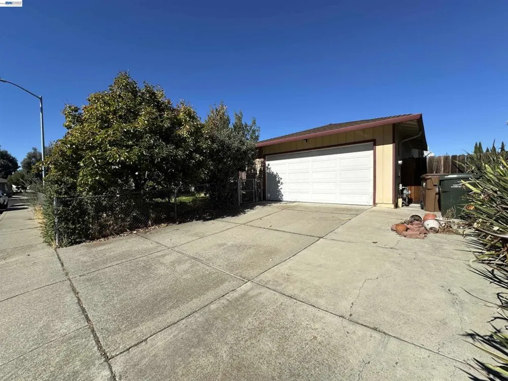 1988 Calaveras Dr Pittsburg, CA 94565