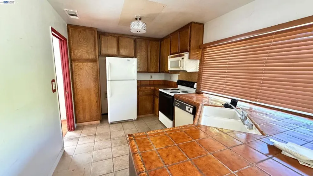 1988 Calaveras Dr Pittsburg, CA 94565