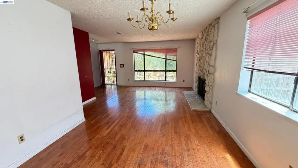 1988 Calaveras Dr Pittsburg, CA 94565