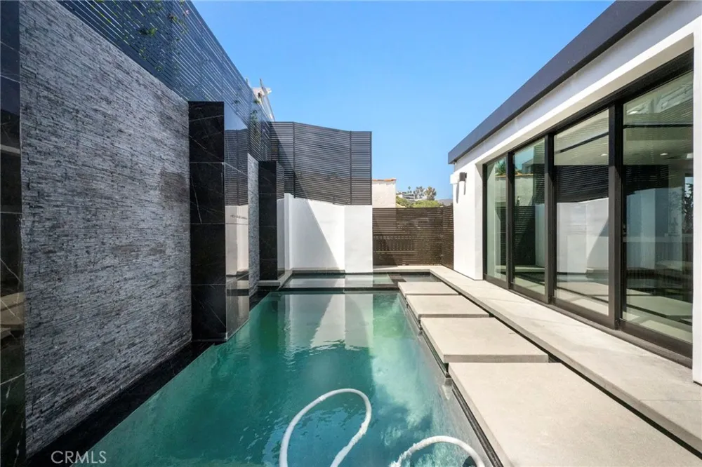 2033 Glencoe Way Los Angeles, CA 90068