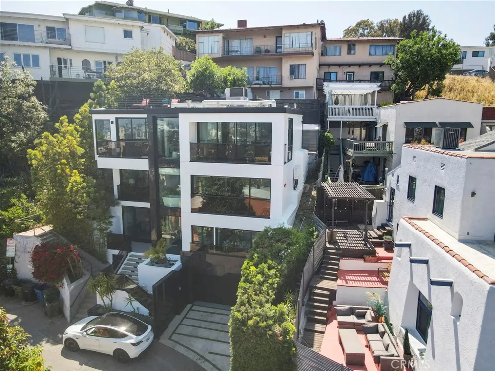 2033 Glencoe Way Los Angeles, CA 90068