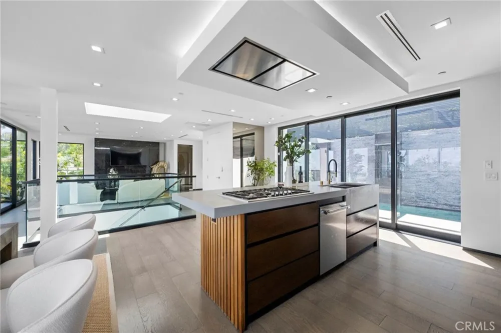 2033 Glencoe Way Los Angeles, CA 90068