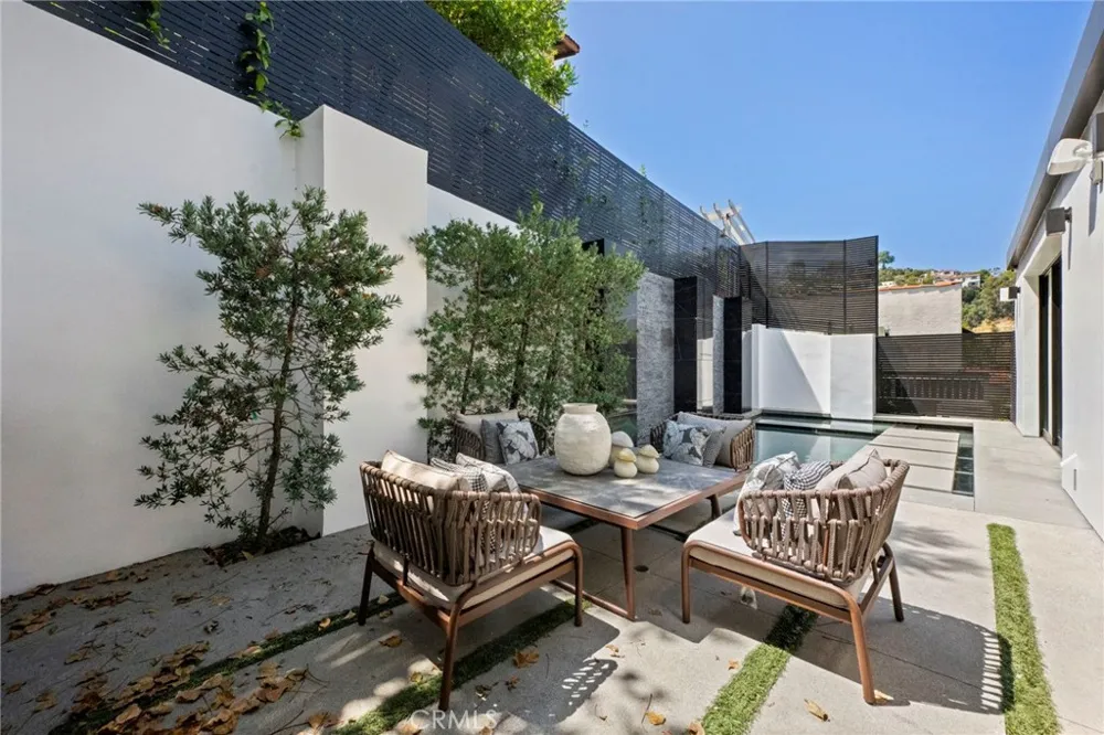 2033 Glencoe Way Los Angeles, CA 90068