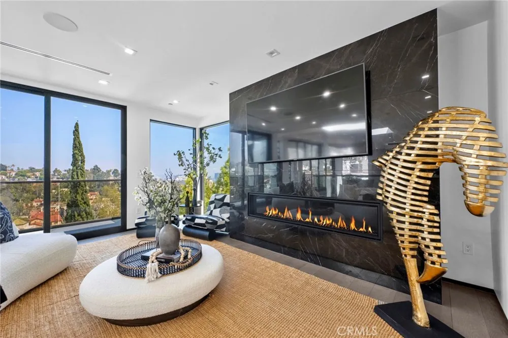 2033 Glencoe Way Los Angeles, CA 90068