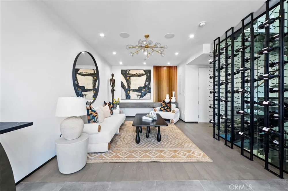 2033 Glencoe Way Los Angeles, CA 90068
