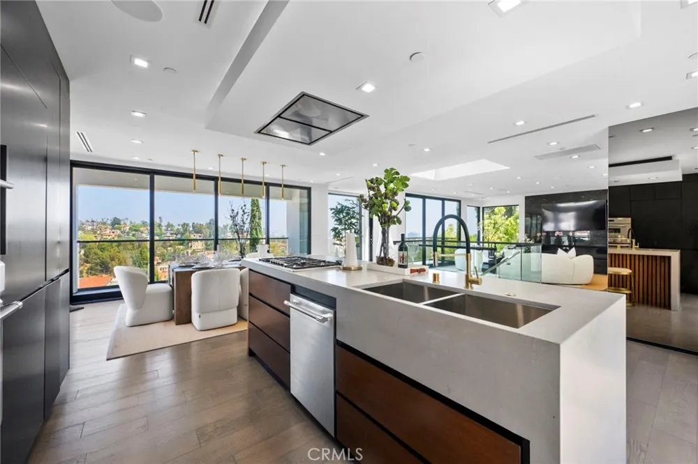 2033 Glencoe Way Los Angeles, CA 90068