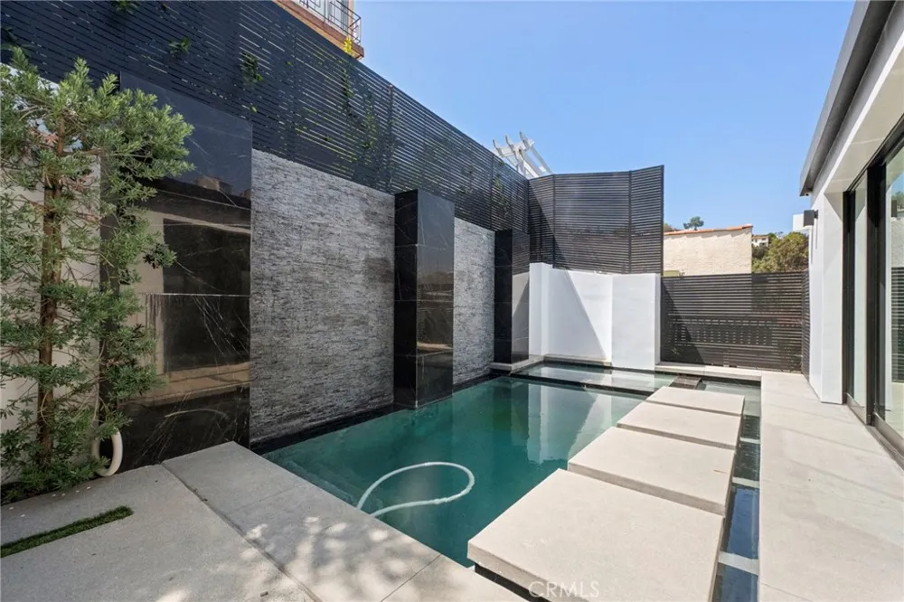 2033 Glencoe Way Los Angeles, CA 90068