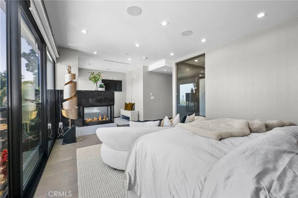 2033 Glencoe Way Los Angeles, CA 90068