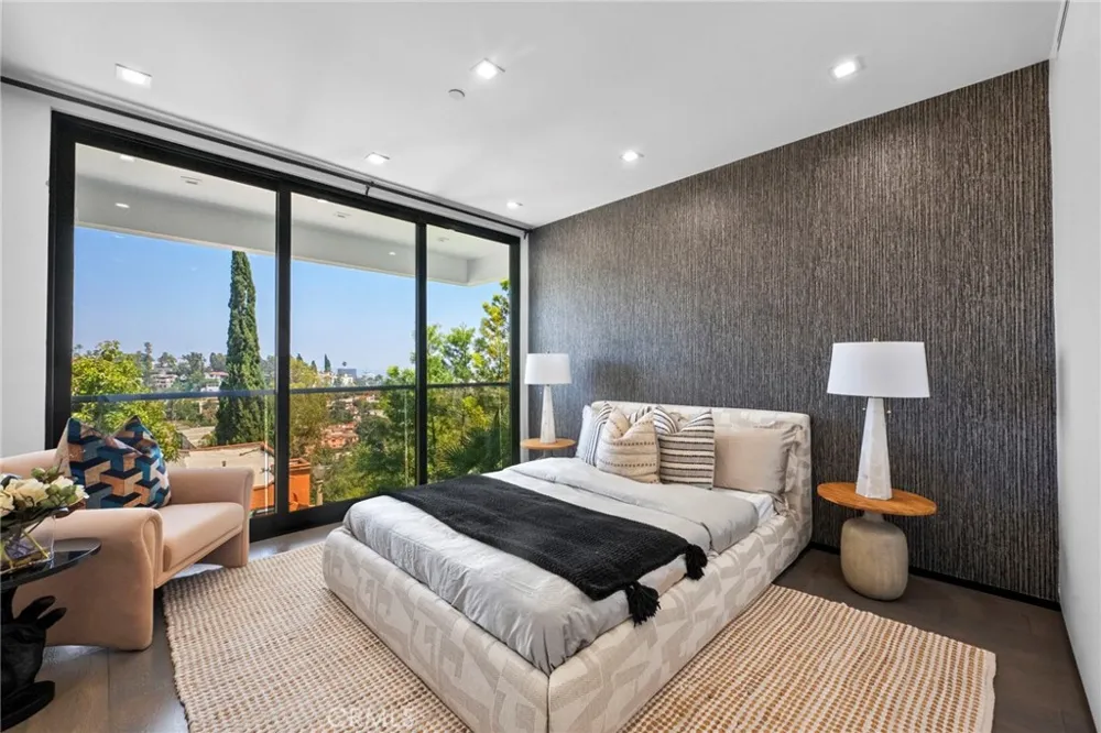 2033 Glencoe Way Los Angeles, CA 90068