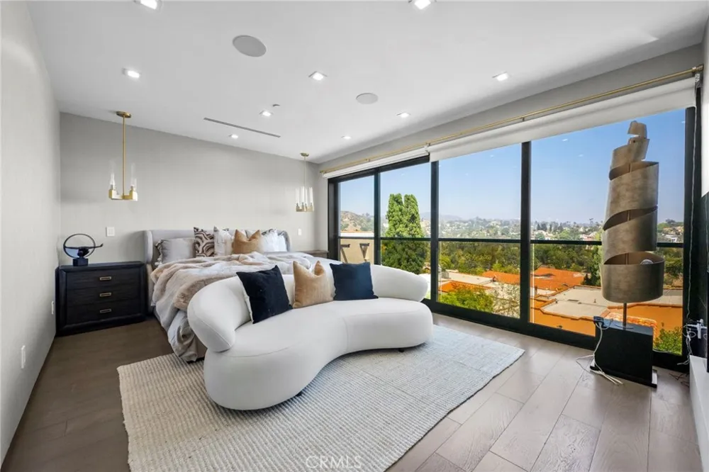 2033 Glencoe Way Los Angeles, CA 90068