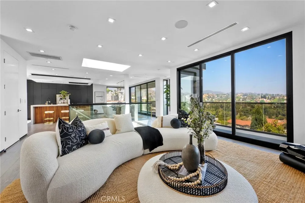 2033 Glencoe Way Los Angeles, CA 90068