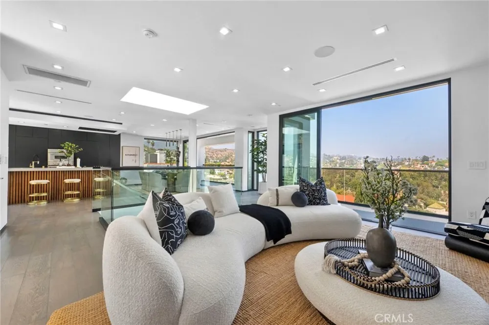 2033 Glencoe Way Los Angeles, CA 90068