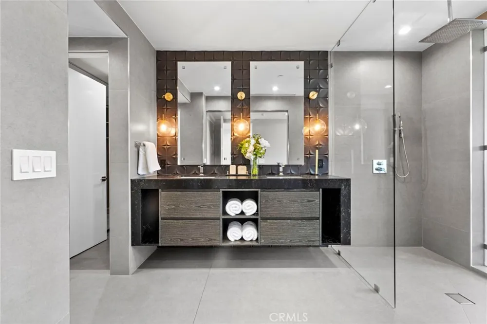 2033 Glencoe Way Los Angeles, CA 90068