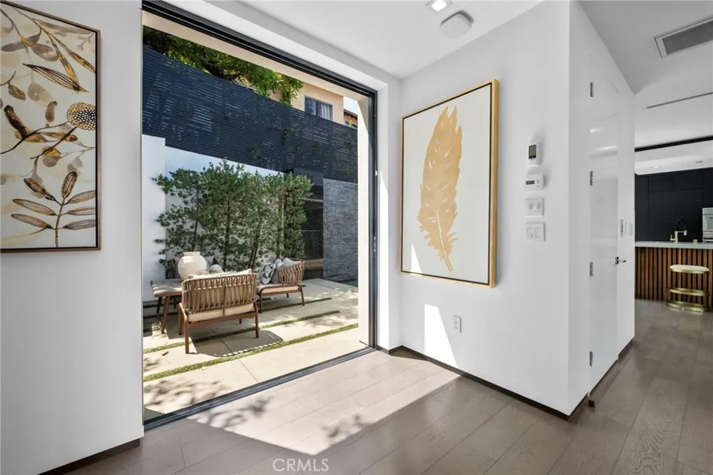 2033 Glencoe Way Los Angeles, CA 90068