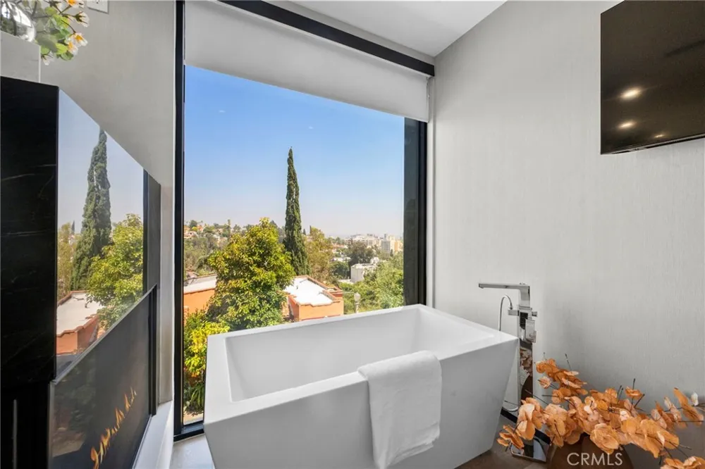 2033 Glencoe Way Los Angeles, CA 90068